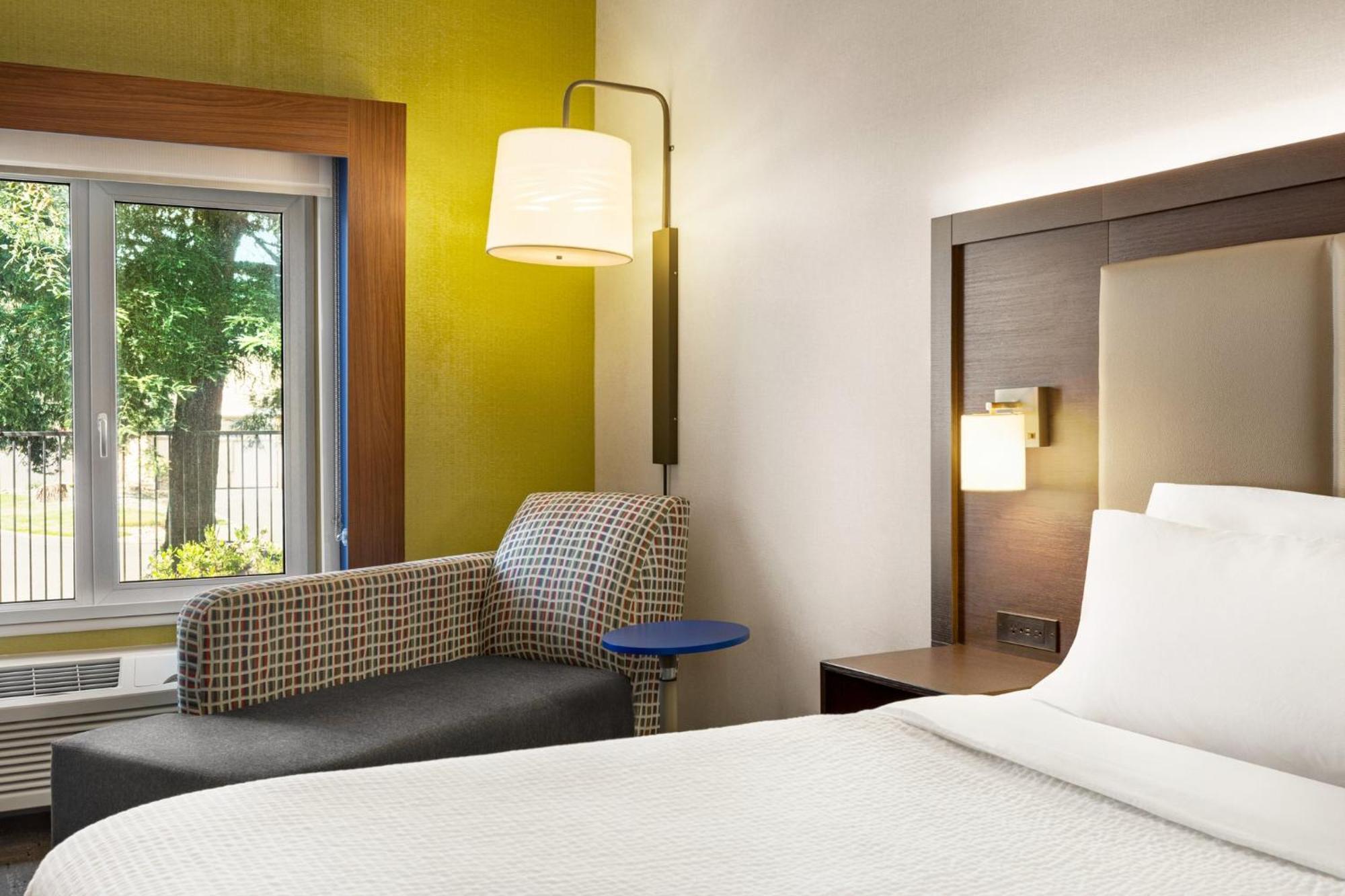 Holiday Inn Express & Suites - Redding By Ihg Exterior foto